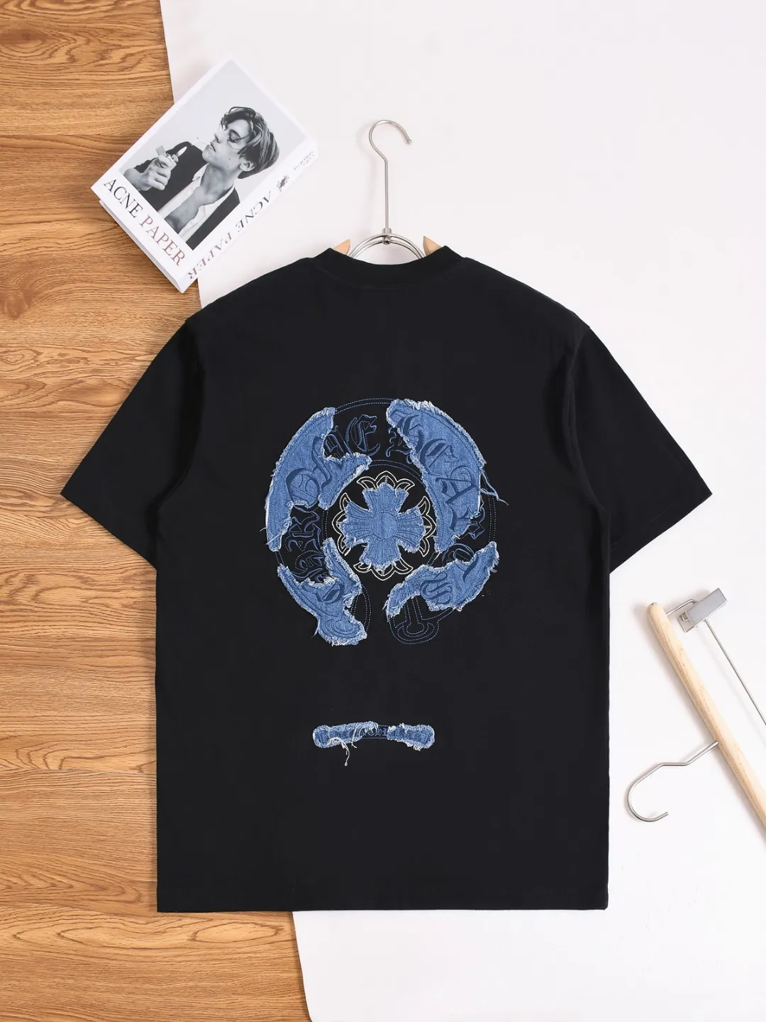 P190 Chrome Hearts CH Cross 26SS New product is hot at the same time💥 Early spring classic style Multiple craftsmanship Denim patch on the chest Horseshoe cross 🪡 Embroidery Large logo cross on the back Horseshoe denim patch Sanskrit ✝️🪡 Embroidery Round neck short-sleeved T-shirt, hot style, a style that both men and women like, same style for men and women, 100% chance of turning heads when wearing it! It’s all about being handsome. The designer’s classic sense is precisely grasped. The whole piece of clothing is heavy. Industrial washing process. Ready-made garments are dyed + sprayed for a horse effect. The double-wash process is very recognizable. It uses heavy washing to make it distressed. The edges of the patch are slightly rolled and naturally distressed. It has a three-dimensional sense of layering and a little damage. It is very visually lethal. It adheres to Kroxin's consistent rough style. The chest and back are large, and the horseshoe flower printed patch pattern is embroidered and decorated. It is also decorated with silver metal engraved distressed buttons. The classic elements full of brand recognition instantly enhance the overall sense of grade and specification. Its texture is quite high-end! The overall feeling is high-end, simple and elegant, with silver hardware accessories, a full set of customized accessories, and the pattern of the entire dress is all decorated with patchwork three-dimensional embroidery technology, which is the finishing touch of the entire dress. The design on the back is even more eye-catching! ! This full back is so cool, it’s full of design, and the overall upper body style highlights fashion and individuality. Wearing it together as a couple is even more popular on the street. I recommend the early autumn sweatshirt! ! The fabric is a unique 320g 100% cotton, which is skin-friendly, breathable, warm to the touch, has a strong texture, and has smooth lines. It can be called a back killer, which has very strict requirements on craftsmanship and cost. The smooth neckline, flat cuffs and hems, the stitches are large and tight, tight and orderly, and the details are perfect. The consistent OS version can be worn alone or layered. It is very casual, but very iconic! It is simply the flagship of high-end trendy brands and must be included in your wardrobe. It has the American fashion spirit of freedom and individuality, and is highly recognizable and stylized! Color: Black White Size: S-XL Size chart: S: Shoulder width 50-Bust 56-Length 70 M: Shoulder width 52-Bust 57-Length 72 L: Shoulder width 54-Bust 59-Length 74 XL: Shoulder width 56-Bust 62-Length 76